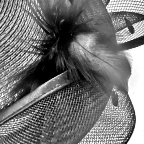 Women Black Kettle Brim Straw Packable Straw Hat With Feathers and Mesh Design. main image 4